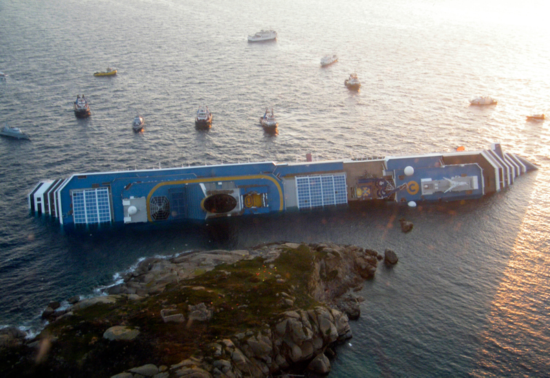 Illustration for article titled Incredible Hi-Res Costa Concordia Photos Reveal Captain's Insanity